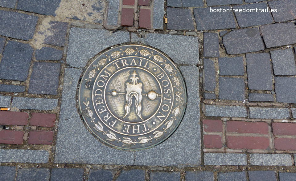 Placa identificativa y línea roja del Freedom Trail de Boston